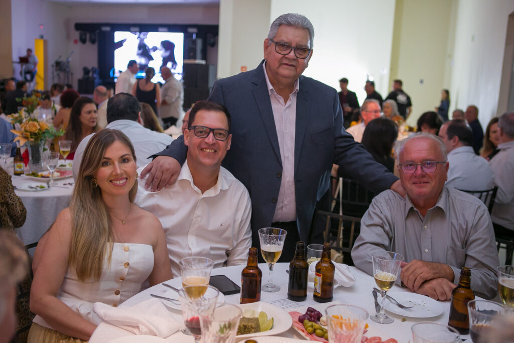 Perfil News celebra 23 anos de história com homenagem a personalidades do setor de celulose Perfil News celebra 23 anos de história com homenagem a personalidades do setor de celulose