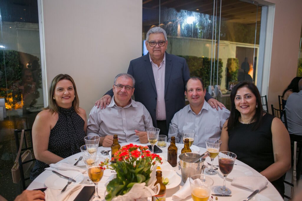 Perfil News celebra 23 anos de história com homenagem a personalidades do setor de celulose Perfil News celebra 23 anos de história com homenagem a personalidades do setor de celulose