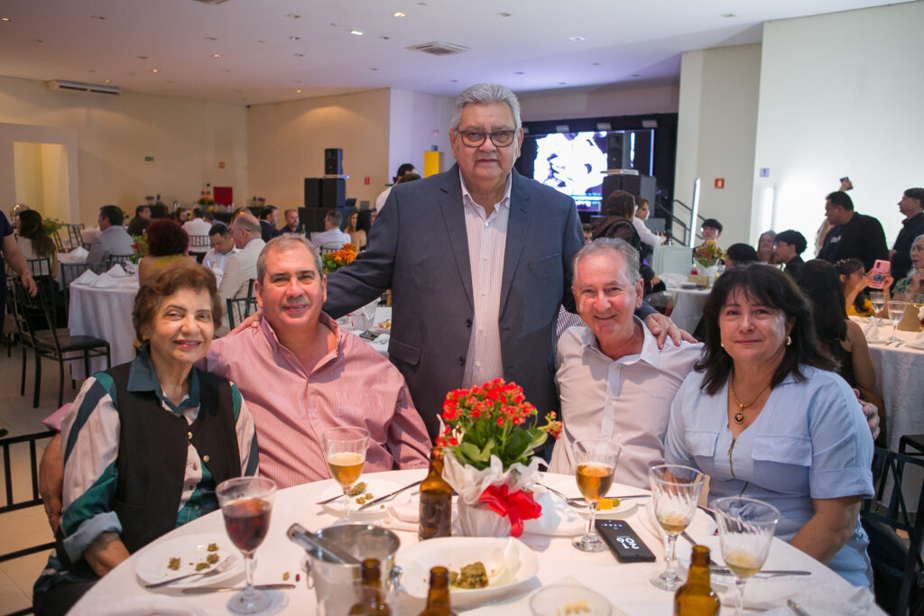 Perfil News celebra 23 anos de história com homenagem a personalidades do setor de celulose Perfil News celebra 23 anos de história com homenagem a personalidades do setor de celulose