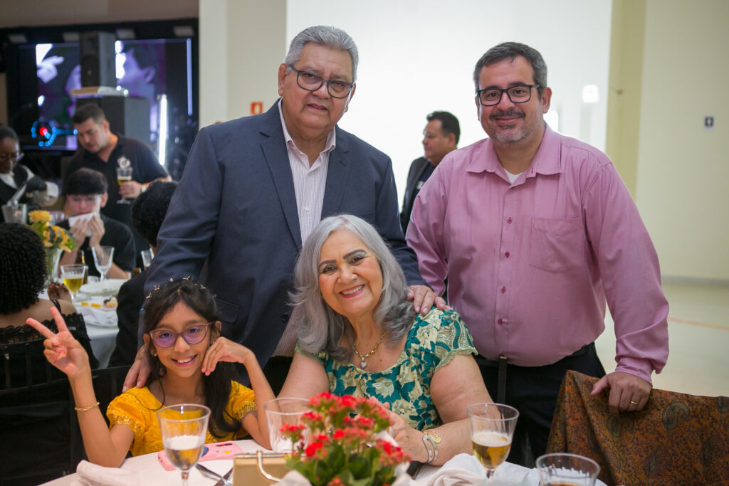 Perfil News celebra 23 anos de história com homenagem a personalidades do setor de celulose Perfil News celebra 23 anos de história com homenagem a personalidades do setor de celulose