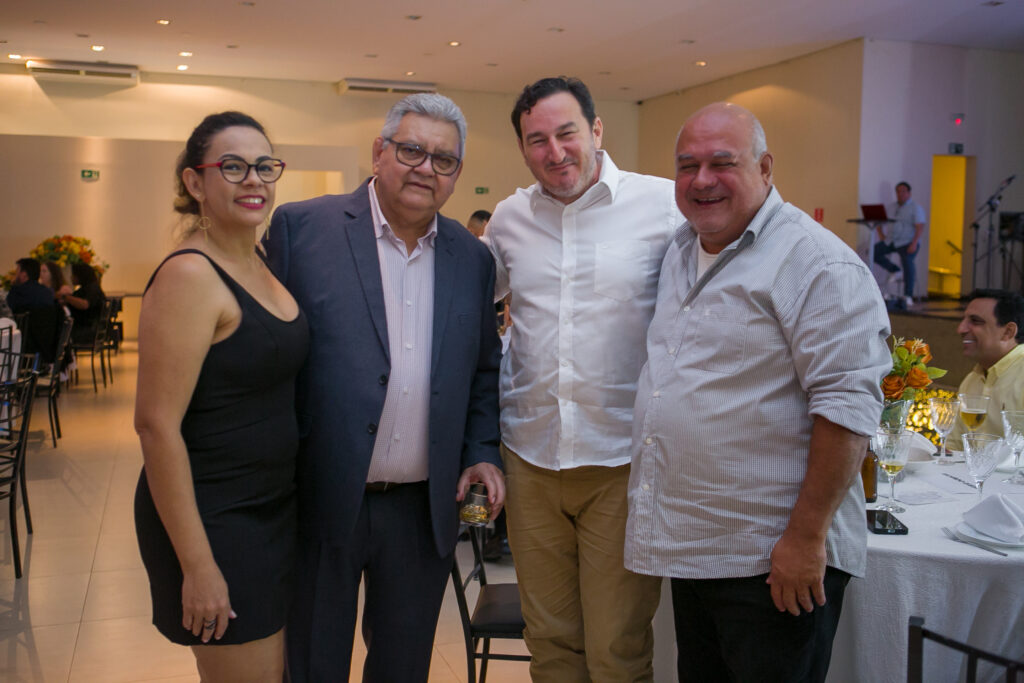 Perfil News celebra 23 anos de história com homenagem a personalidades do setor de celulose Perfil News celebra 23 anos de história com homenagem a personalidades do setor de celulose