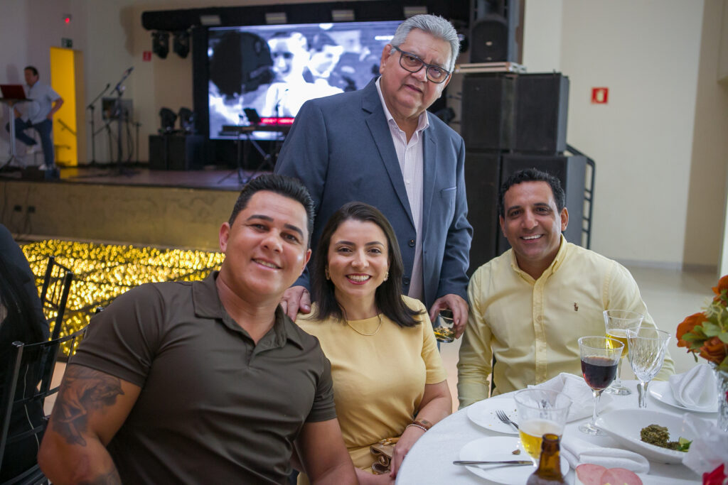 Perfil News celebra 23 anos de história com homenagem a personalidades do setor de celulose Perfil News celebra 23 anos de história com homenagem a personalidades do setor de celulose