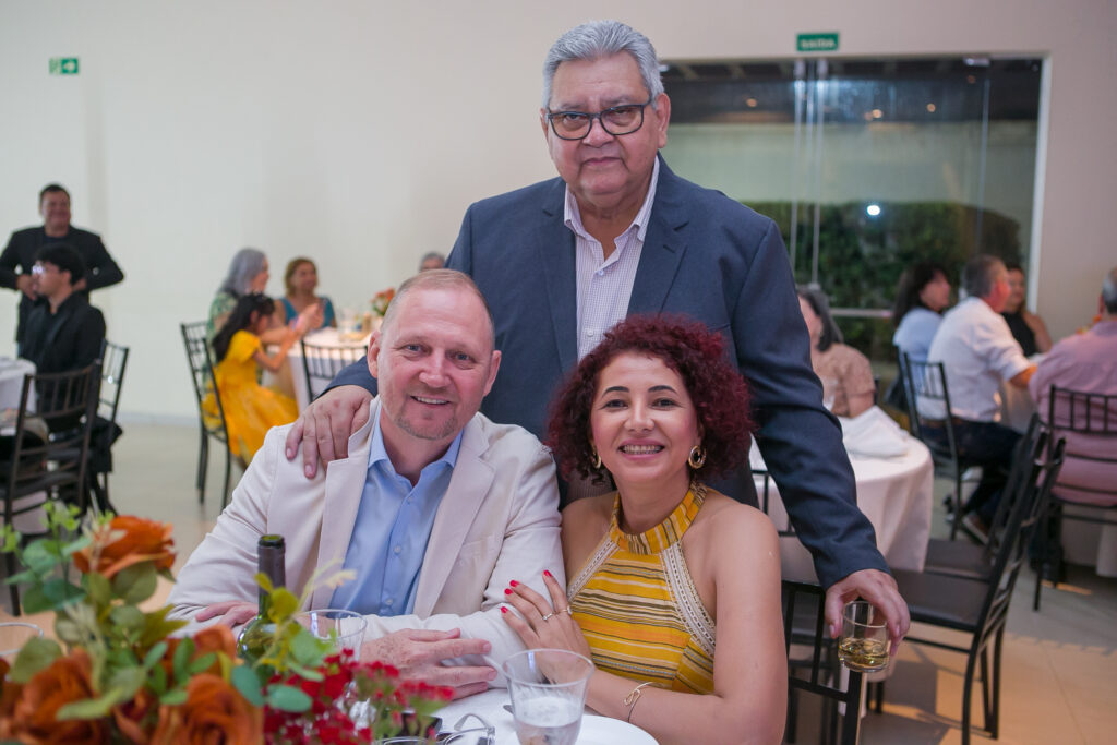 Perfil News celebra 23 anos de história com homenagem a personalidades do setor de celulose Perfil News celebra 23 anos de história com homenagem a personalidades do setor de celulose