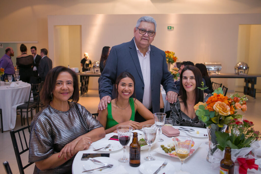 Perfil News celebra 23 anos de história com homenagem a personalidades do setor de celulose Perfil News celebra 23 anos de história com homenagem a personalidades do setor de celulose