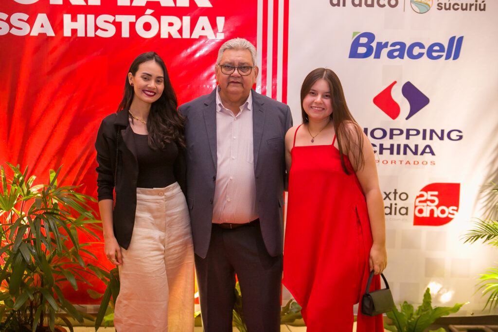 Perfil News celebra 23 anos de história com homenagem a personalidades do setor de celulose Perfil News celebra 23 anos de história com homenagem a personalidades do setor de celulose