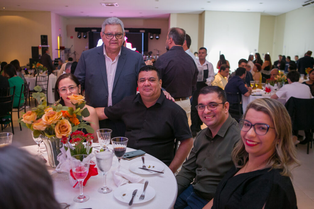 Perfil News celebra 23 anos de história com homenagem a personalidades do setor de celulose Perfil News celebra 23 anos de história com homenagem a personalidades do setor de celulose