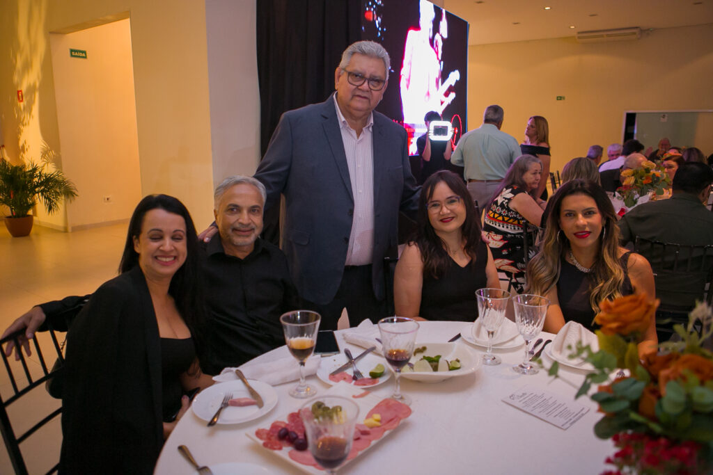 Perfil News celebra 23 anos de história com homenagem a personalidades do setor de celulose Perfil News celebra 23 anos de história com homenagem a personalidades do setor de celulose