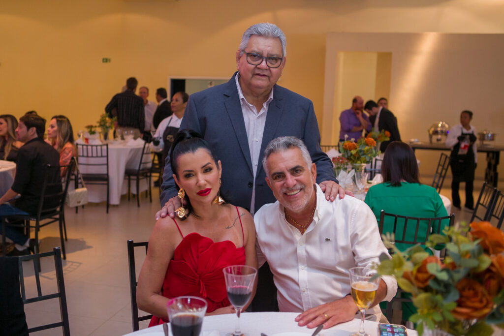 Perfil News celebra 23 anos de história com homenagem a personalidades do setor de celulose Perfil News celebra 23 anos de história com homenagem a personalidades do setor de celulose