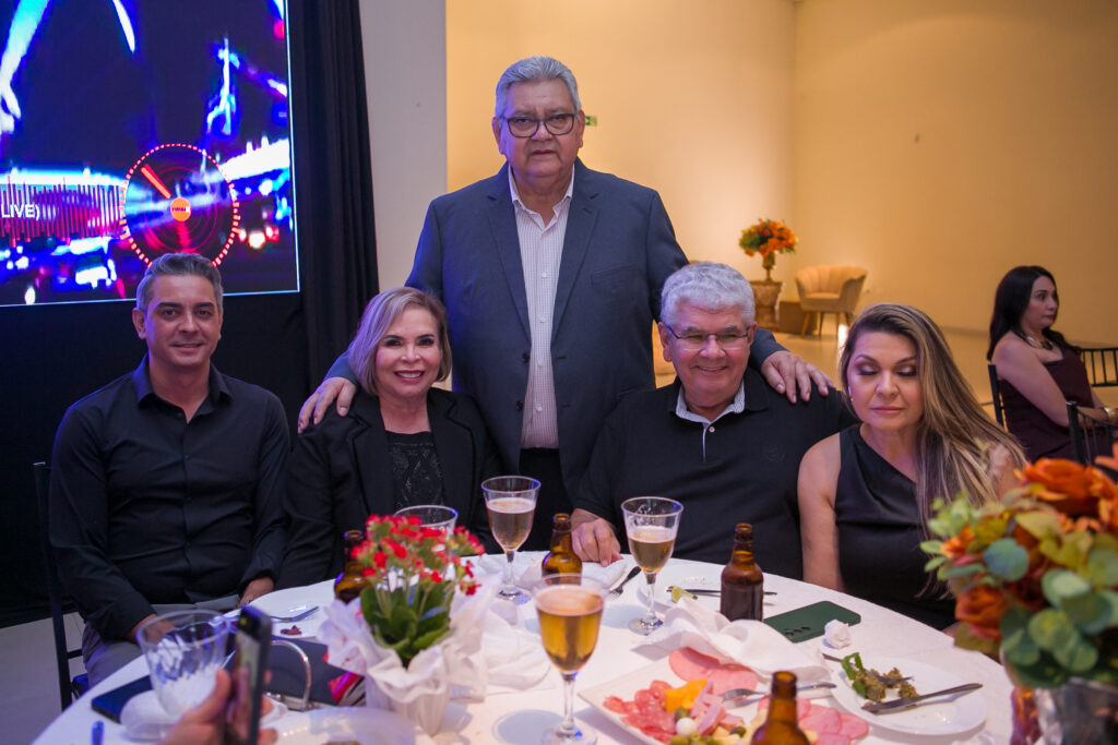 Perfil News celebra 23 anos de história com homenagem a personalidades do setor de celulose Perfil News celebra 23 anos de história com homenagem a personalidades do setor de celulose