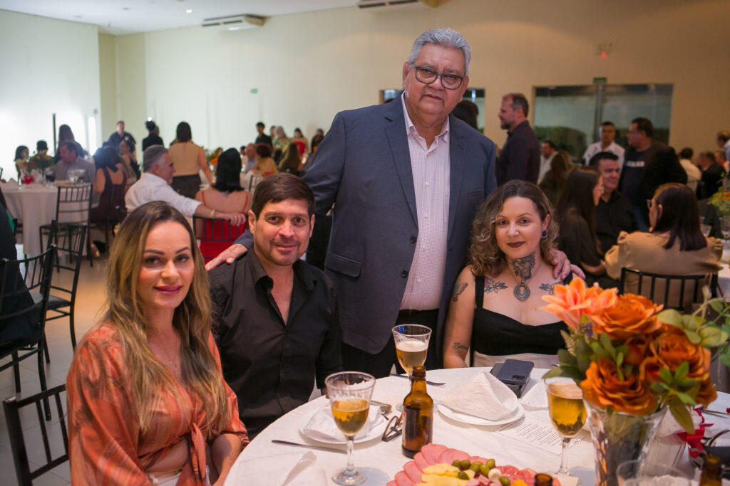 Perfil News celebra 23 anos de história com homenagem a personalidades do setor de celulose Perfil News celebra 23 anos de história com homenagem a personalidades do setor de celulose