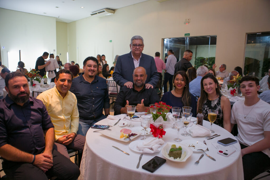 Perfil News celebra 23 anos de história com homenagem a personalidades do setor de celulose Perfil News celebra 23 anos de história com homenagem a personalidades do setor de celulose