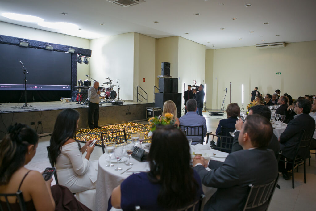 Perfil News celebra 23 anos de história com homenagem a personalidades do setor de celulose Perfil News celebra 23 anos de história com homenagem a personalidades do setor de celulose