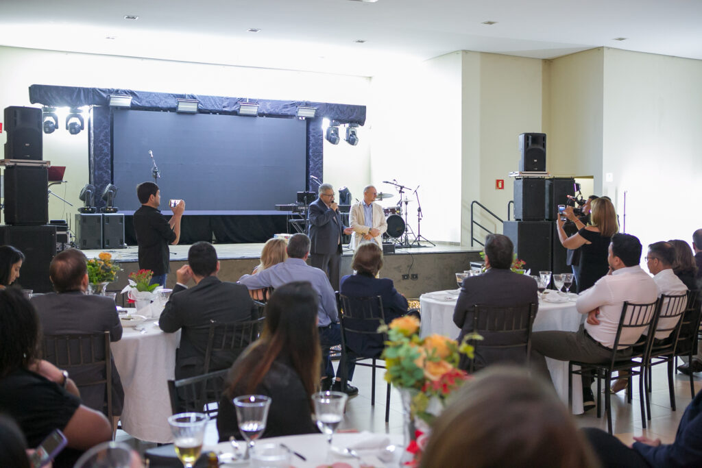 Perfil News celebra 23 anos de história com homenagem a personalidades do setor de celulose Perfil News celebra 23 anos de história com homenagem a personalidades do setor de celulose