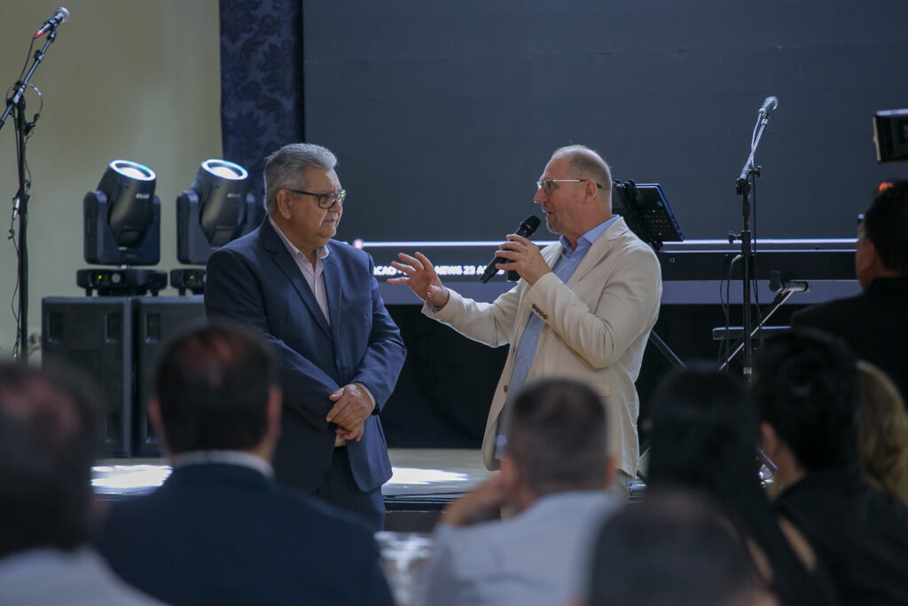 Perfil News celebra 23 anos de história com homenagem a personalidades do setor de celulose Perfil News celebra 23 anos de história com homenagem a personalidades do setor de celulose