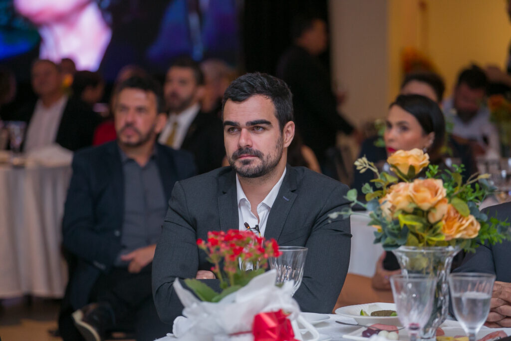 Perfil News celebra 23 anos de história com homenagem a personalidades do setor de celulose Perfil News celebra 23 anos de história com homenagem a personalidades do setor de celulose