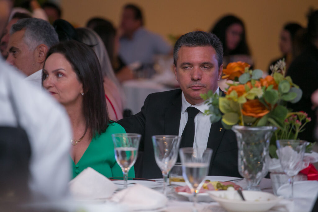 Perfil News celebra 23 anos de história com homenagem a personalidades do setor de celulose Perfil News celebra 23 anos de história com homenagem a personalidades do setor de celulose