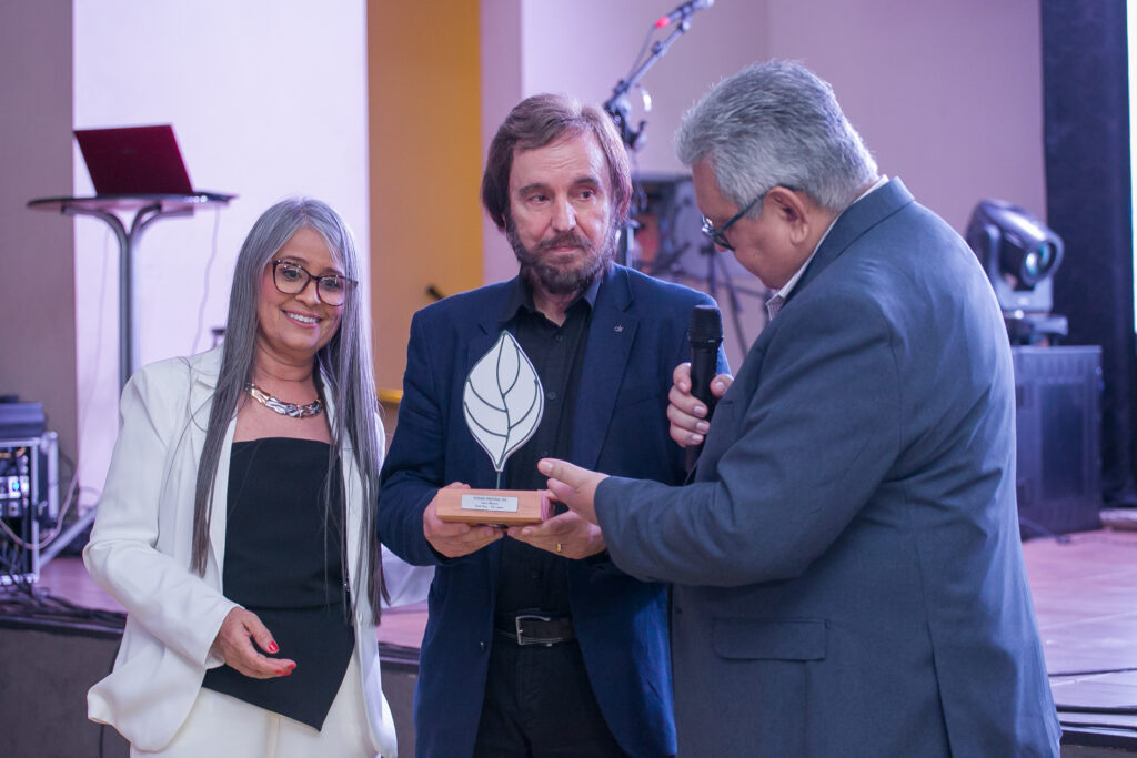 Perfil News celebra 23 anos de história com homenagem a personalidades do setor de celulose Perfil News celebra 23 anos de história com homenagem a personalidades do setor de celulose