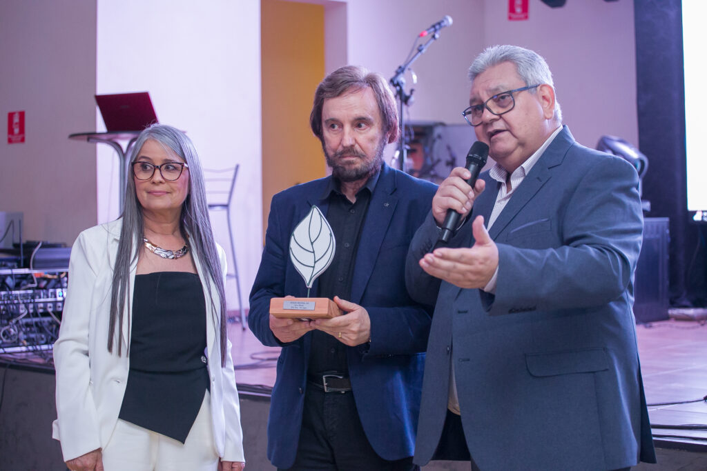 Perfil News celebra 23 anos de história com homenagem a personalidades do setor de celulose Perfil News celebra 23 anos de história com homenagem a personalidades do setor de celulose