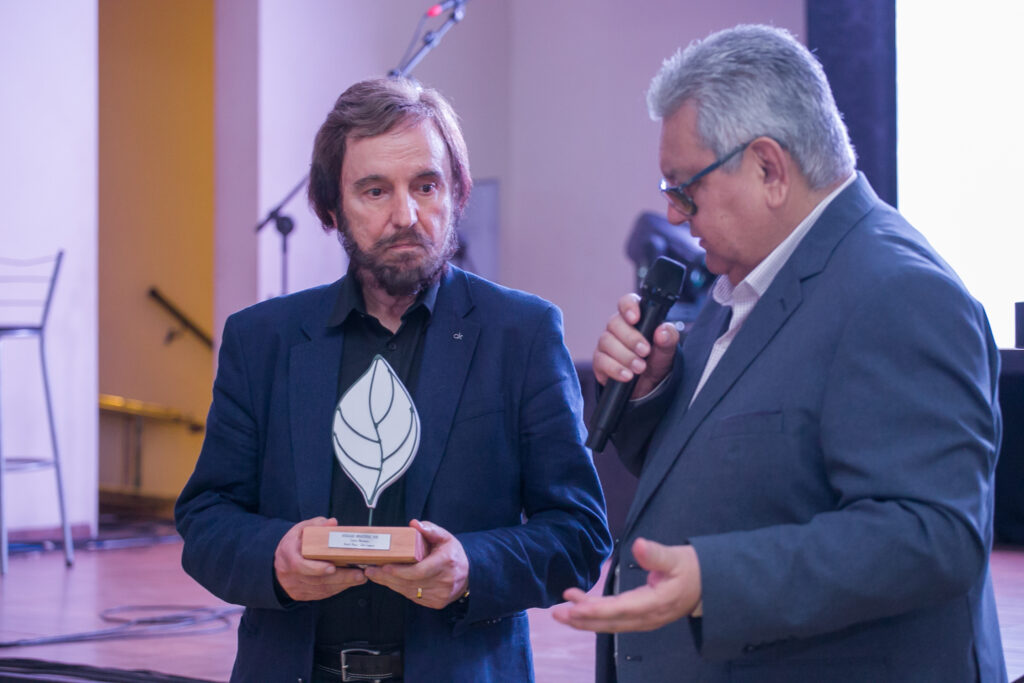 Perfil News celebra 23 anos de história com homenagem a personalidades do setor de celulose Perfil News celebra 23 anos de história com homenagem a personalidades do setor de celulose