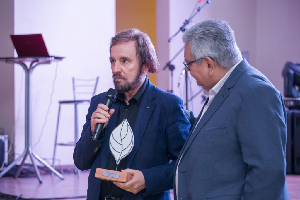 Perfil News celebra 23 anos de história com homenagem a personalidades do setor de celulose Perfil News celebra 23 anos de história com homenagem a personalidades do setor de celulose