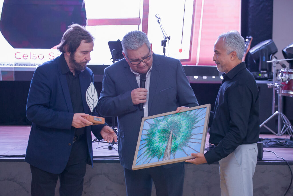 Perfil News celebra 23 anos de história com homenagem a personalidades do setor de celulose Perfil News celebra 23 anos de história com homenagem a personalidades do setor de celulose