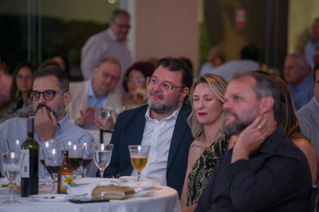 Perfil News celebra 23 anos de história com homenagem a personalidades do setor de celulose Perfil News celebra 23 anos de história com homenagem a personalidades do setor de celulose