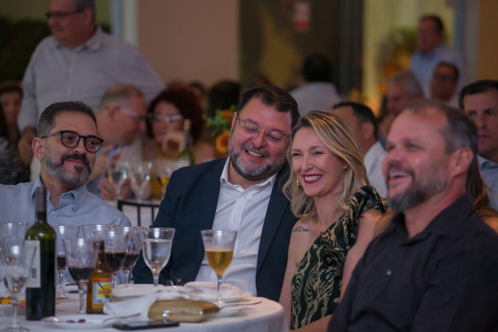 Perfil News celebra 23 anos de história com homenagem a personalidades do setor de celulose Perfil News celebra 23 anos de história com homenagem a personalidades do setor de celulose