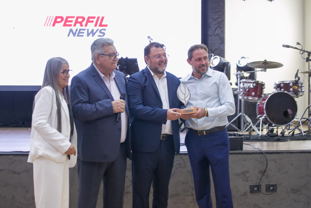 Perfil News celebra 23 anos de história com homenagem a personalidades do setor de celulose Perfil News celebra 23 anos de história com homenagem a personalidades do setor de celulose