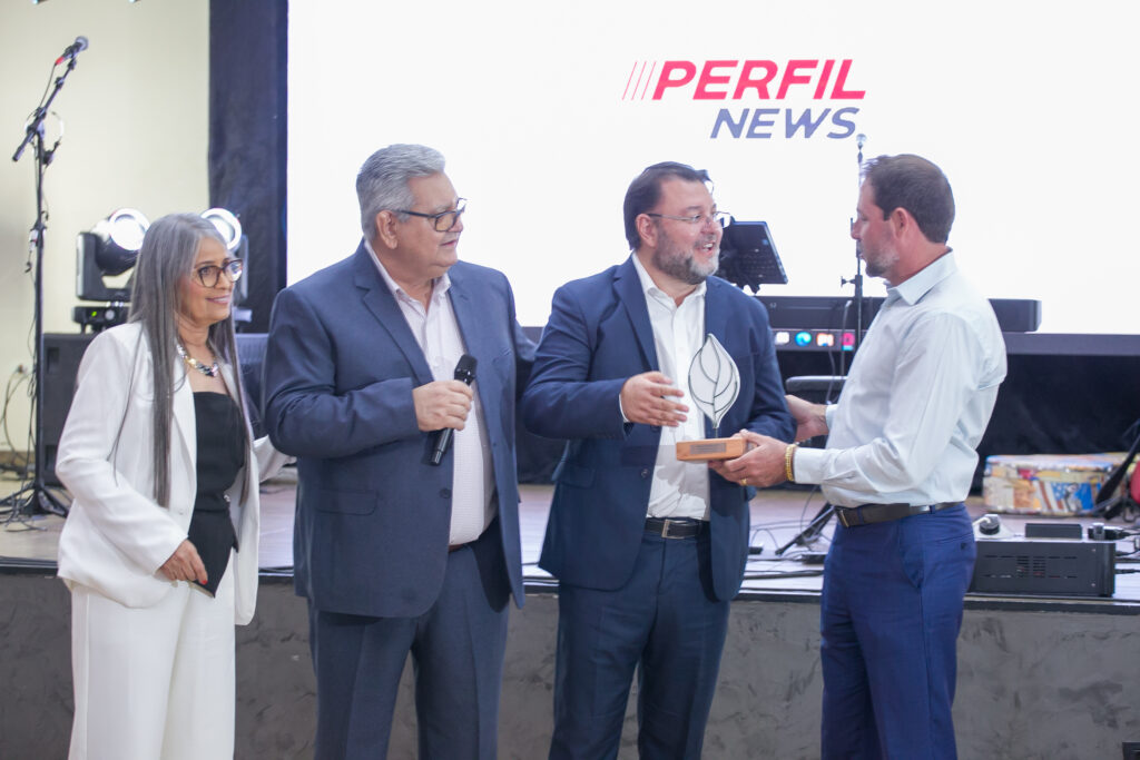 Perfil News celebra 23 anos de história com homenagem a personalidades do setor de celulose Perfil News celebra 23 anos de história com homenagem a personalidades do setor de celulose