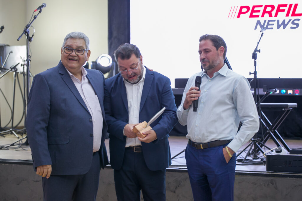 Perfil News celebra 23 anos de história com homenagem a personalidades do setor de celulose Perfil News celebra 23 anos de história com homenagem a personalidades do setor de celulose