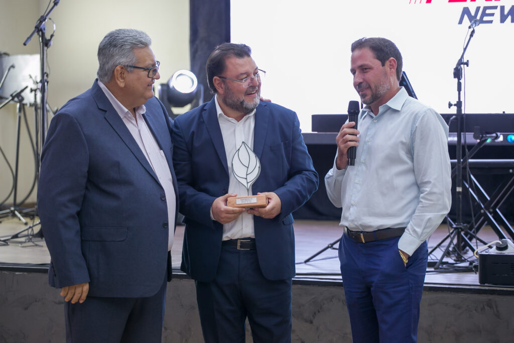 Perfil News celebra 23 anos de história com homenagem a personalidades do setor de celulose Perfil News celebra 23 anos de história com homenagem a personalidades do setor de celulose