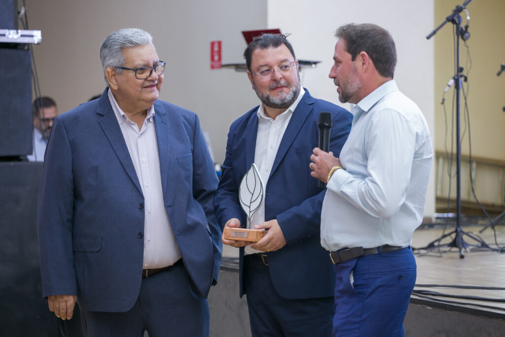 Perfil News celebra 23 anos de história com homenagem a personalidades do setor de celulose Perfil News celebra 23 anos de história com homenagem a personalidades do setor de celulose