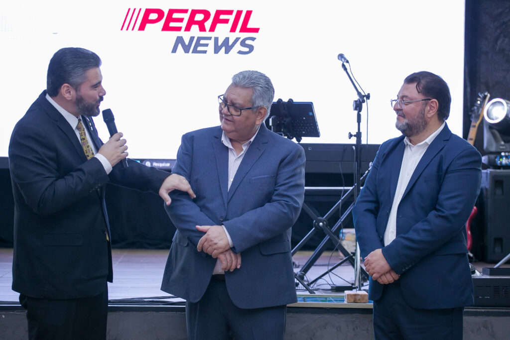 Perfil News celebra 23 anos de história com homenagem a personalidades do setor de celulose Perfil News celebra 23 anos de história com homenagem a personalidades do setor de celulose