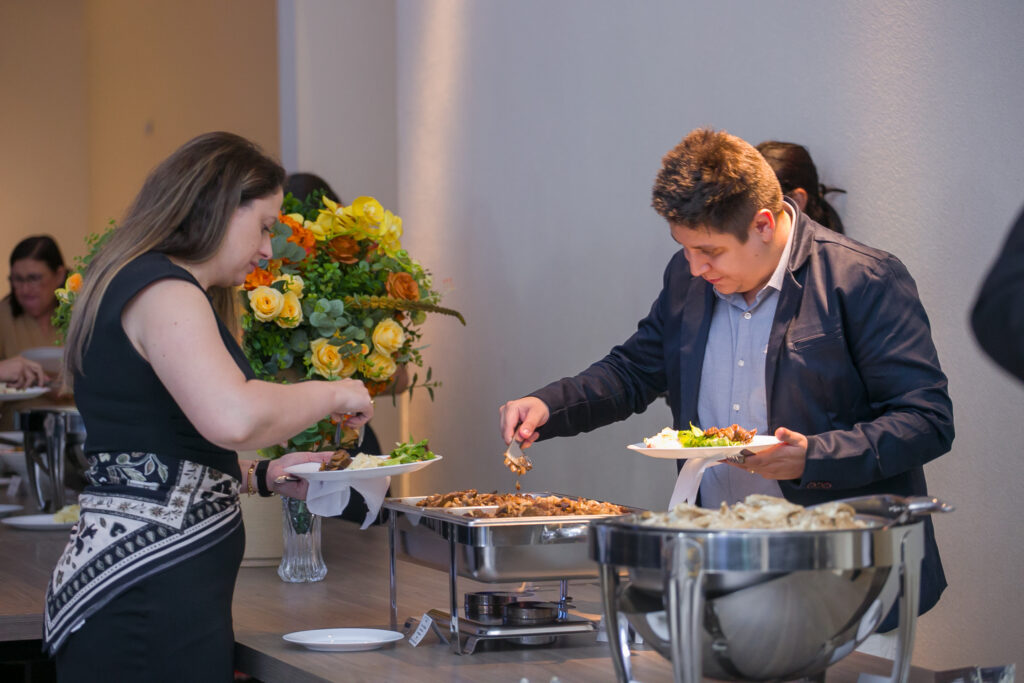 Perfil News celebra 23 anos de história com homenagem a personalidades do setor de celulose Perfil News celebra 23 anos de história com homenagem a personalidades do setor de celulose