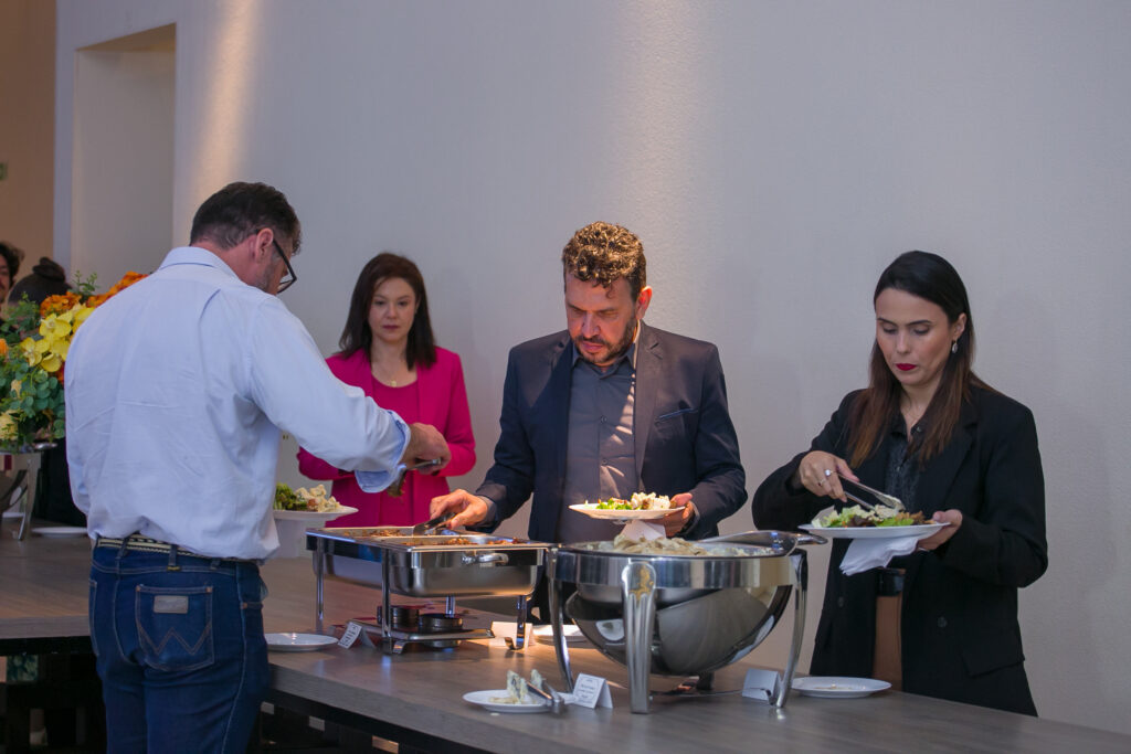 Perfil News celebra 23 anos de história com homenagem a personalidades do setor de celulose Perfil News celebra 23 anos de história com homenagem a personalidades do setor de celulose