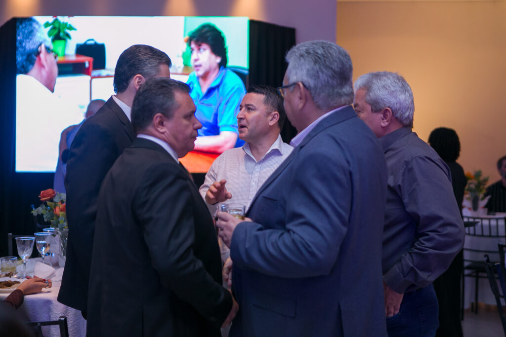 Perfil News celebra 23 anos de história com homenagem a personalidades do setor de celulose Perfil News celebra 23 anos de história com homenagem a personalidades do setor de celulose