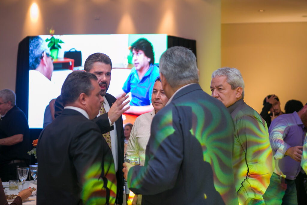 Perfil News celebra 23 anos de história com homenagem a personalidades do setor de celulose Perfil News celebra 23 anos de história com homenagem a personalidades do setor de celulose