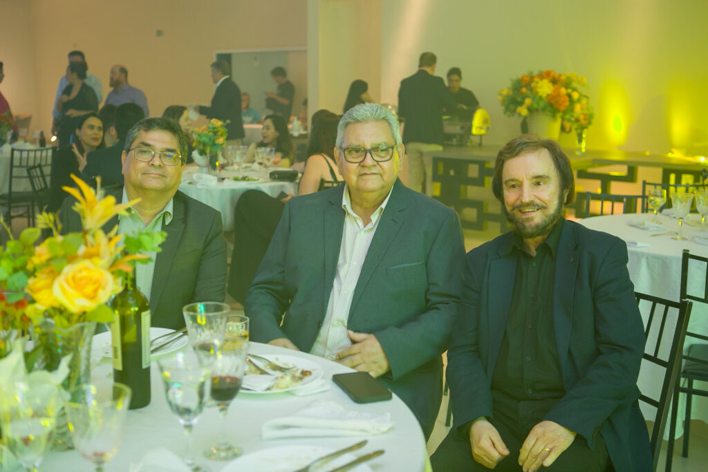 Perfil News celebra 23 anos de história com homenagem a personalidades do setor de celulose Perfil News celebra 23 anos de história com homenagem a personalidades do setor de celulose