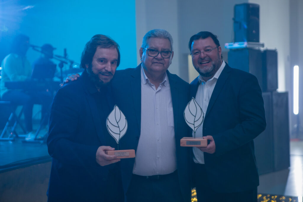 Perfil News celebra 23 anos de história com homenagem a personalidades do setor de celulose Perfil News celebra 23 anos de história com homenagem a personalidades do setor de celulose