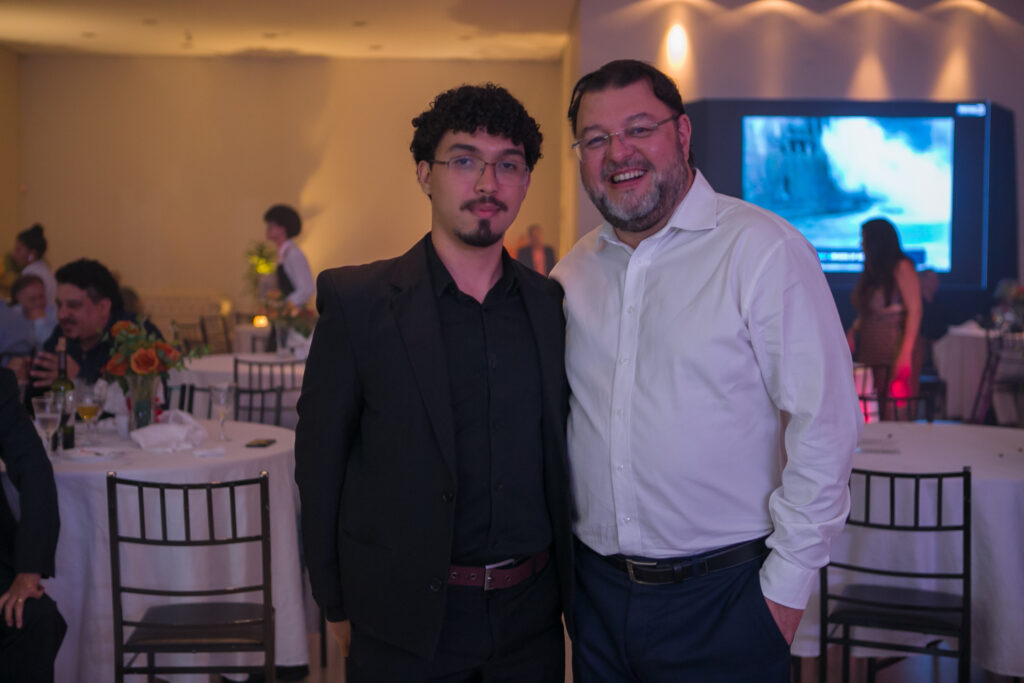 Perfil News celebra 23 anos de história com homenagem a personalidades do setor de celulose Perfil News celebra 23 anos de história com homenagem a personalidades do setor de celulose