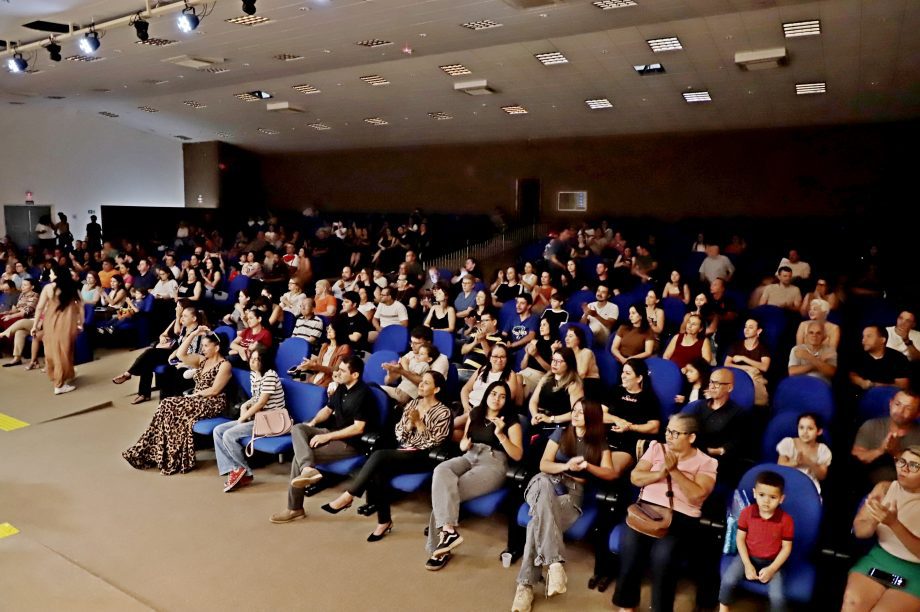“Todos em Cena” celebrou a música e uniu gerações em Três Lagoas “Todos em Cena” celebrou a música e uniu gerações em Três Lagoas