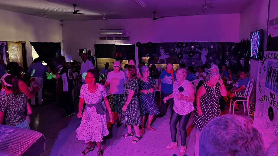 Festa dos Anos 70 anima participantes do Serviço de Convivência e Fortalecimento de Vínculos “Tia Nega” Festa dos Anos 70 anima participantes do Serviço de Convivência e Fortalecimento de Vínculos “Tia Nega”