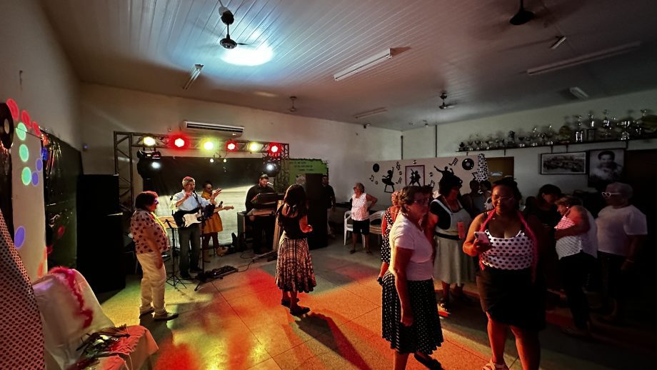 Festa dos Anos 70 anima participantes do Serviço de Convivência e Fortalecimento de Vínculos “Tia Nega” Festa dos Anos 70 anima participantes do Serviço de Convivência e Fortalecimento de Vínculos “Tia Nega”