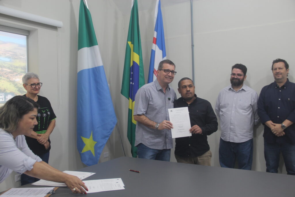 Prefeito Dr. Cassiano Maia dá posse a novos servidores e destaca orgulho em ver cidade crescendo com gente comprometida