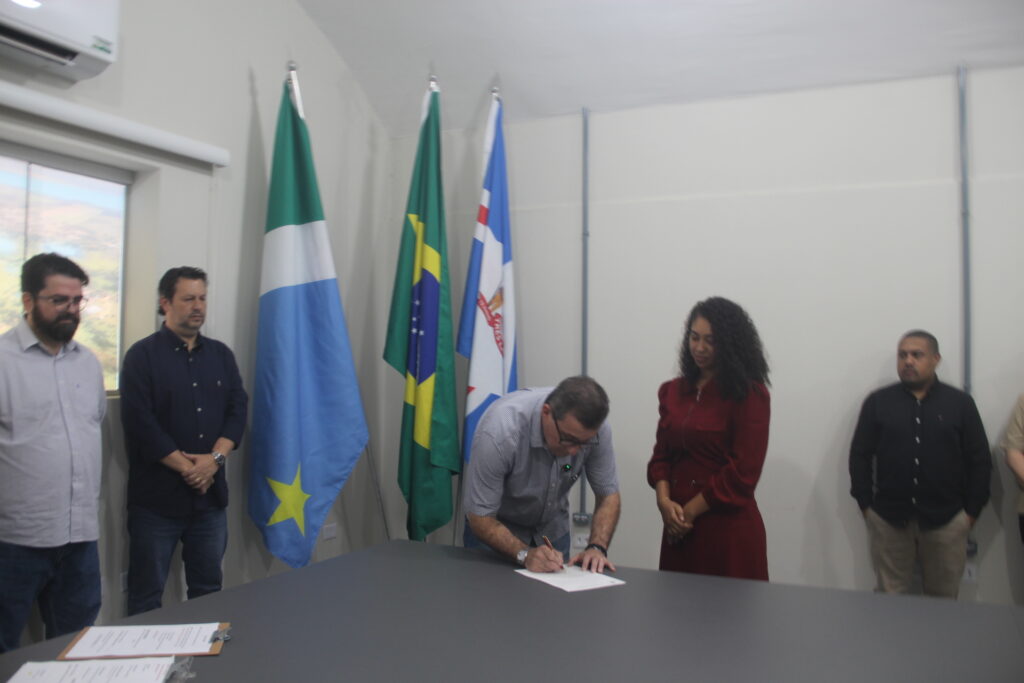 Prefeito Dr. Cassiano Maia dá posse a novos servidores e destaca orgulho em ver cidade crescendo com gente comprometida