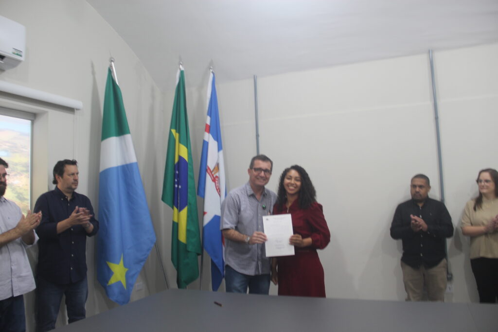 Prefeito Dr. Cassiano Maia dá posse a novos servidores e destaca orgulho em ver cidade crescendo com gente comprometida