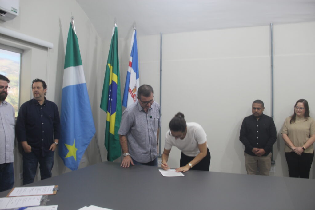 Prefeito Dr. Cassiano Maia dá posse a novos servidores e destaca orgulho em ver cidade crescendo com gente comprometida