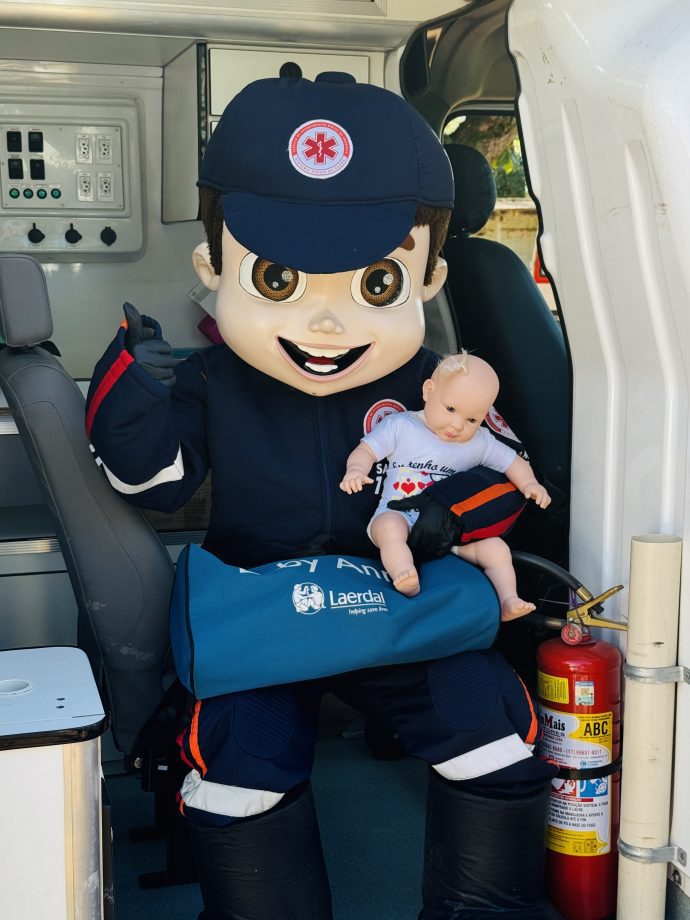 Projeto Samuzinho retoma atividades com visitas aos Serviços de Convivência da SMAS Projeto Samuzinho retoma atividades com visitas aos Serviços de Convivência da SMAS