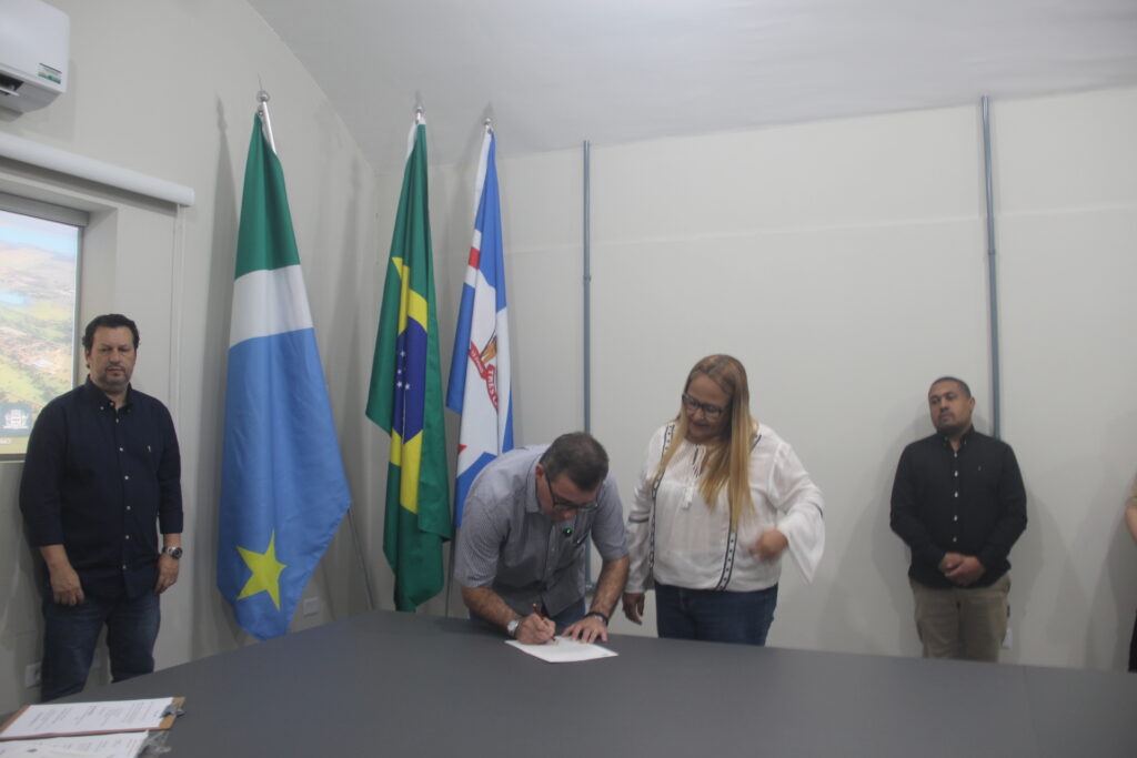 Prefeito Dr. Cassiano Maia dá posse a novos servidores e destaca orgulho em ver cidade crescendo com gente comprometida