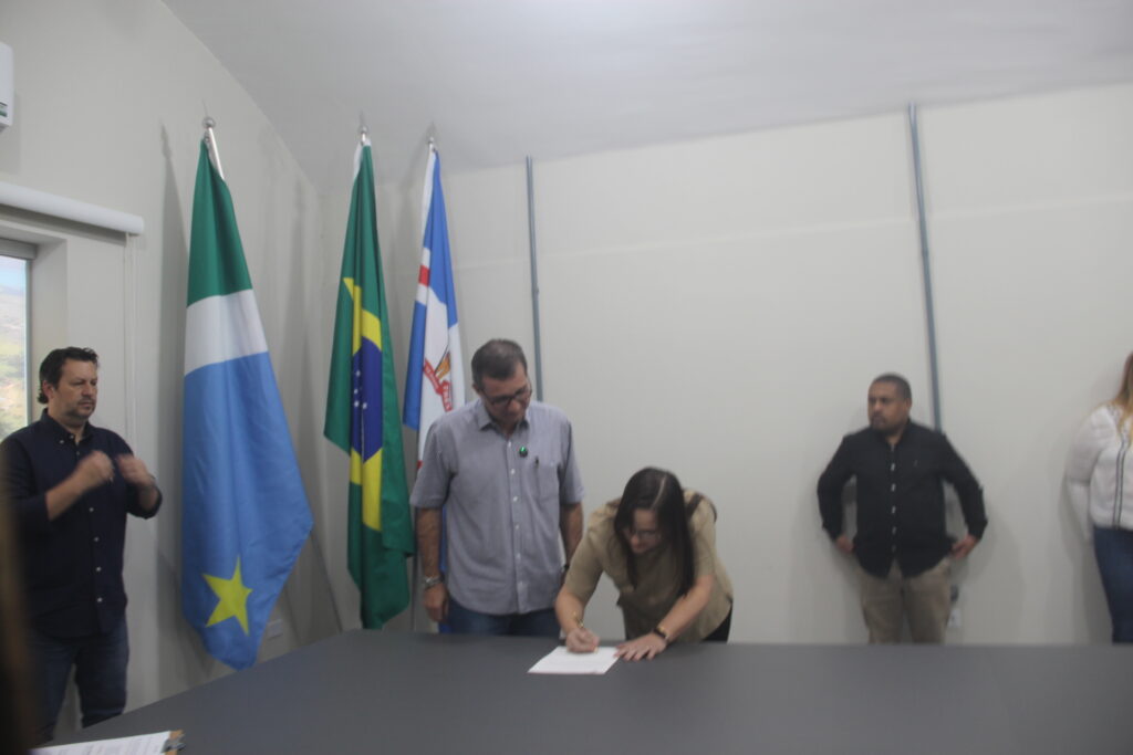 Prefeito Dr. Cassiano Maia dá posse a novos servidores e destaca orgulho em ver cidade crescendo com gente comprometida